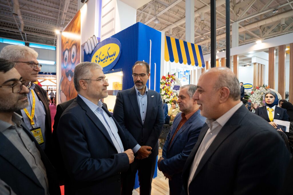 حضور حمعی از نمایندگان مجلس در غرفه شرکت بیسکویت گرجی در بیست و چهارمین نمایشگاه بین المللی شیرینی و شکلات ایران