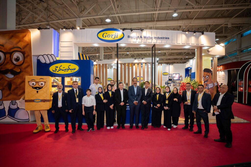 اعضای تیم شرکت بیسکویت گرجی در بیست و چهارمین نمایشگاه بین المللی شیرینی و شکلات ایران