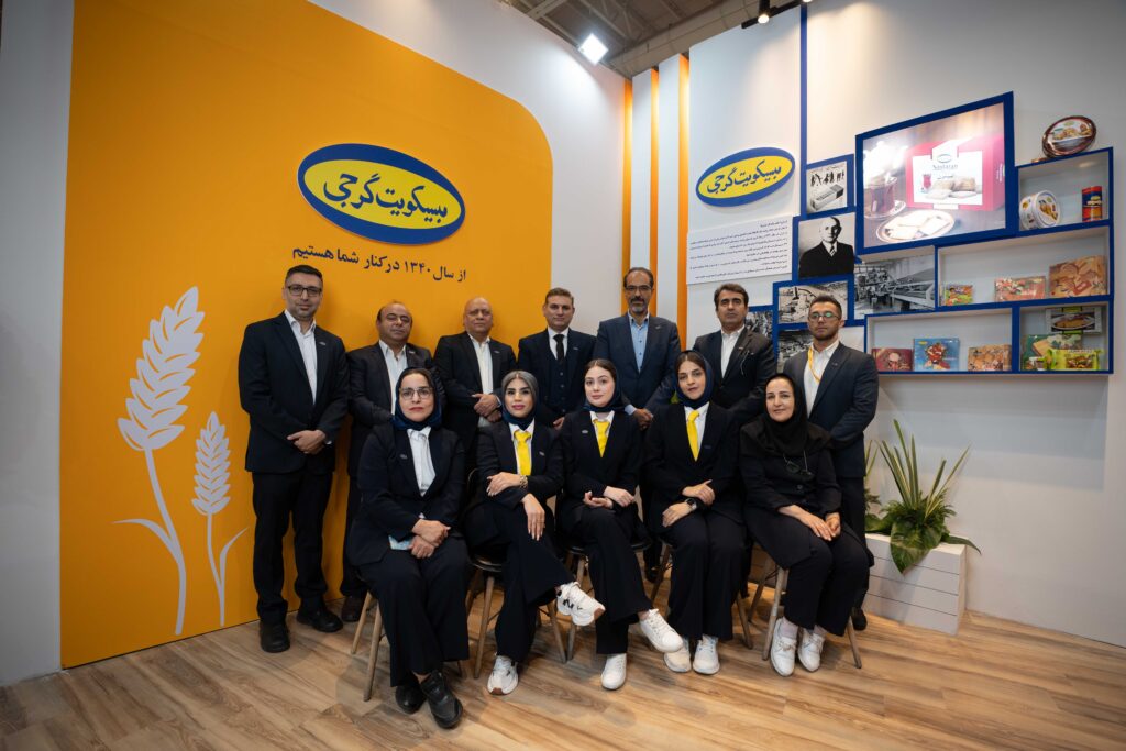 اعضای تیم شرکت بیسکویت گرجی در بیست و چهارمین نمایشگاه بین المللی شیرینی و شکلات ایران